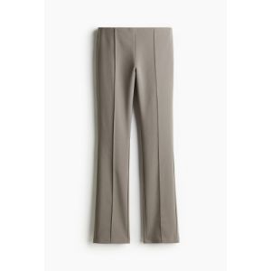 Pantaloni eleganti stransi pe corp