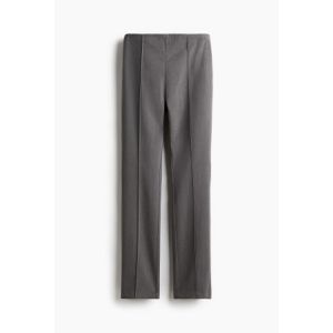 Pantaloni eleganti stransi pe corp